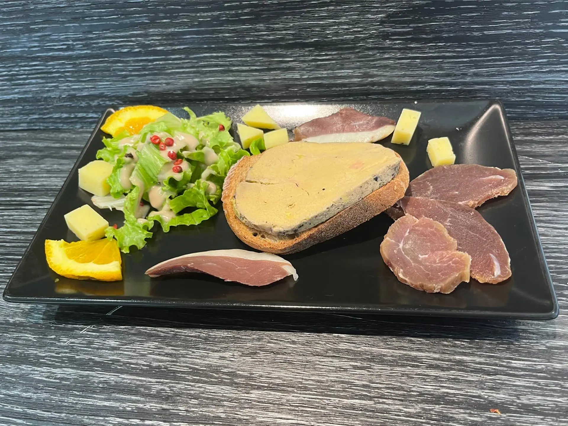Assiette Terre : filet mignon de porc, magret de canard fumé, médaillon de foie gras aux 5 épices et fromage de Carrouges