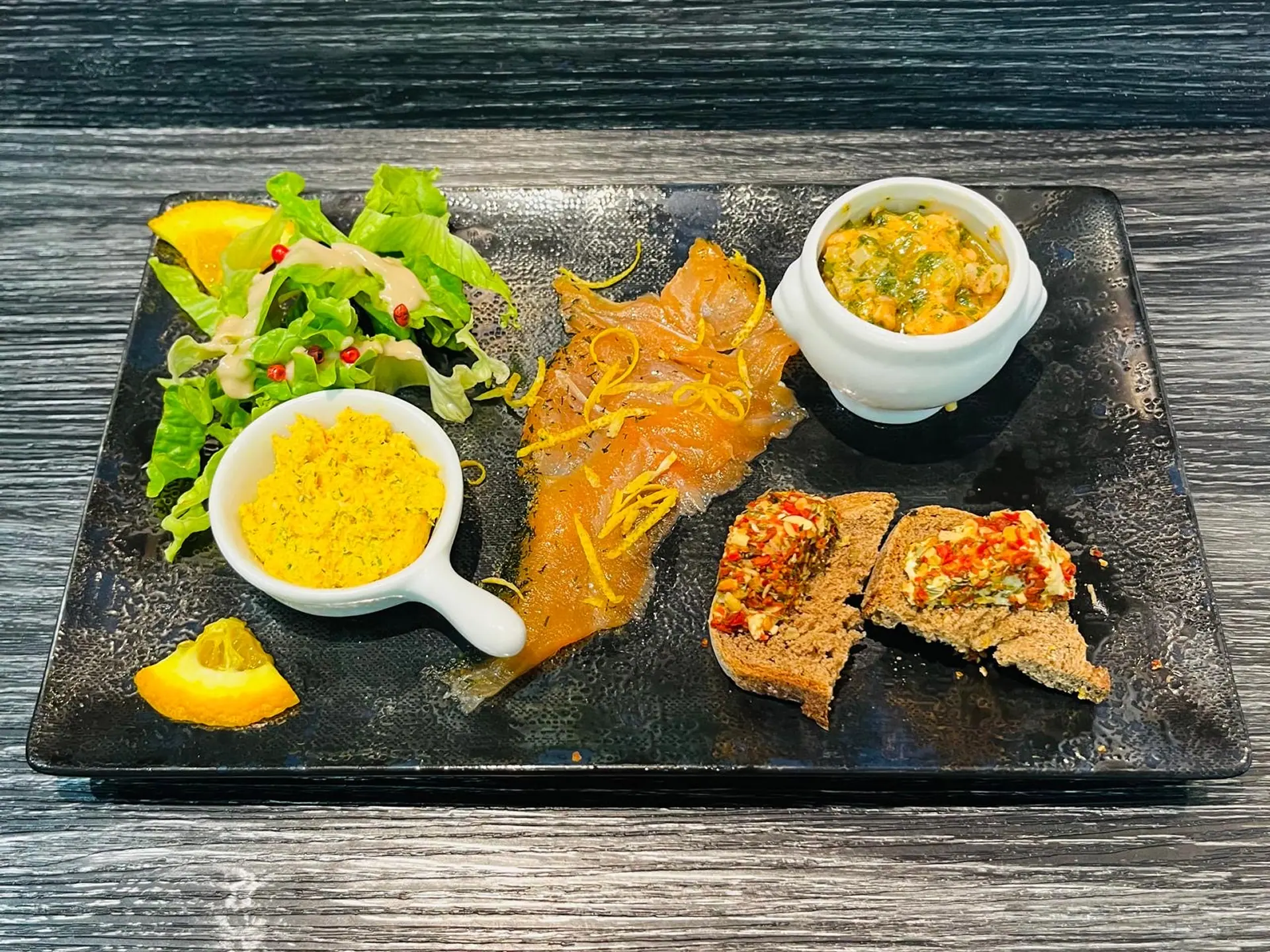 Déclinaison saumon : saumon fumé, rillettes et tartare de saumon, fromage de chèvre