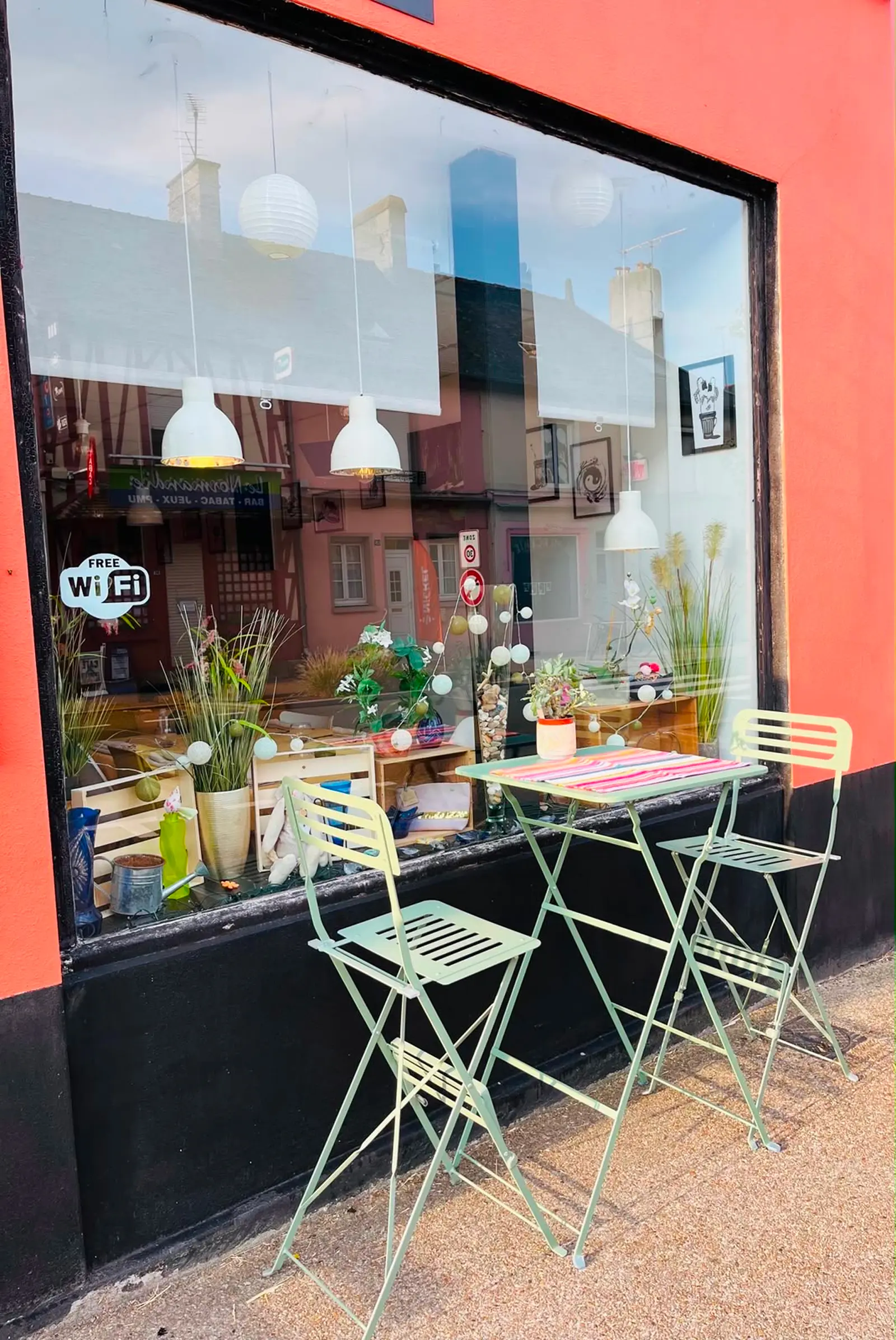 Terrasse et vitrine du restaurant