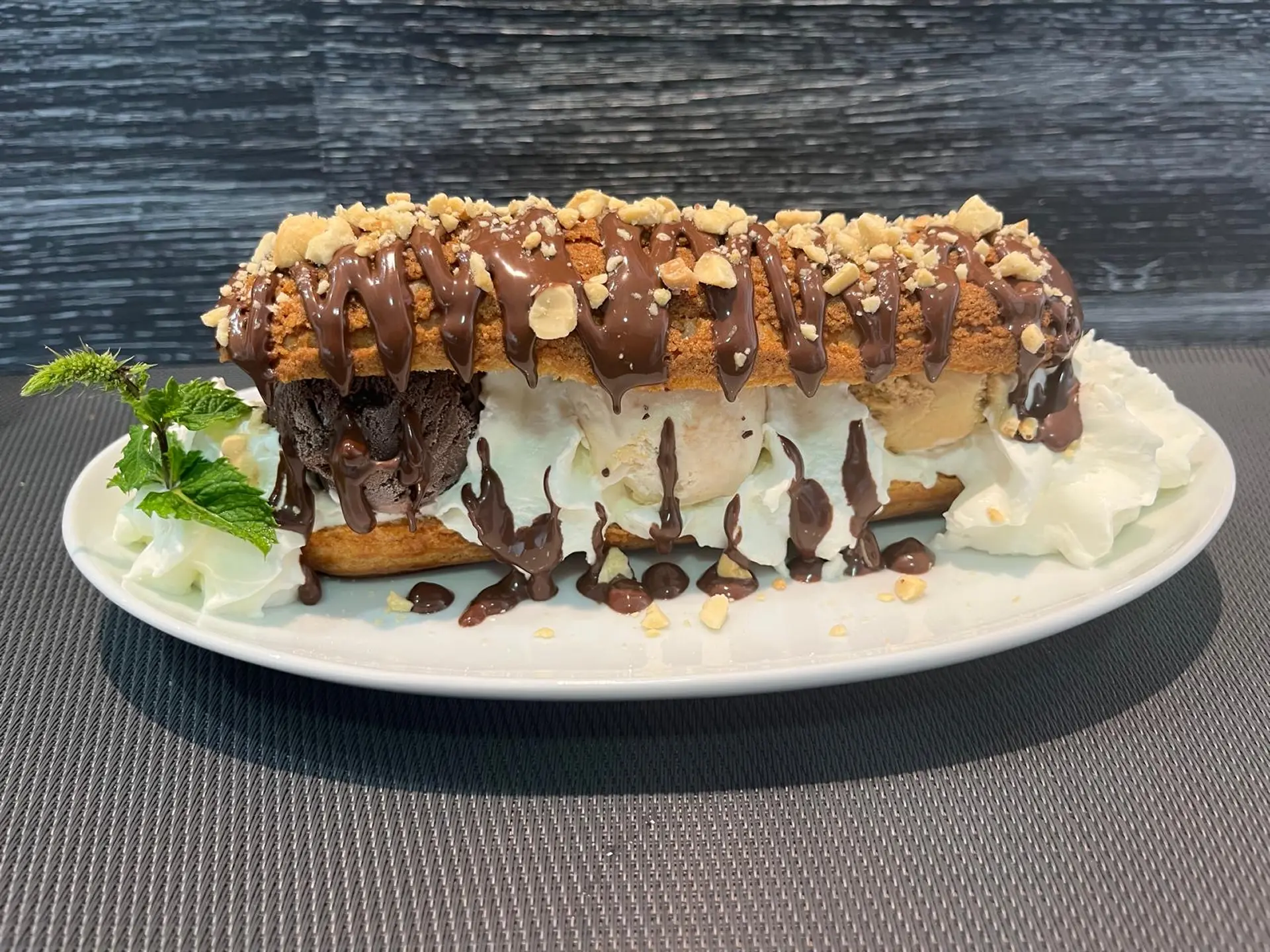 Éclair glacé : glace cacahuète, glace caramel beurre salé, glace chocolat, coulis de chocolat et chantilly
