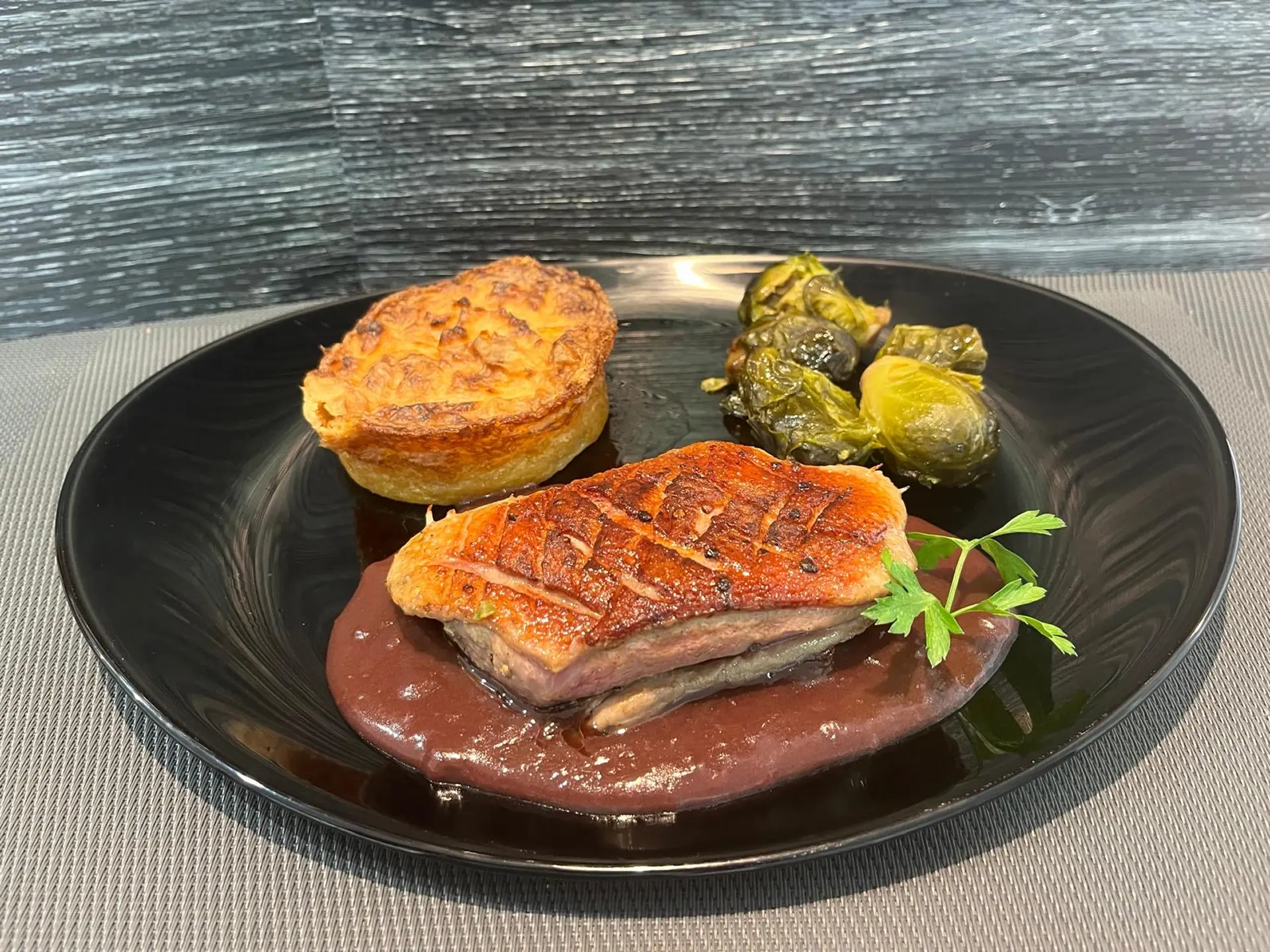 Filet de canette sauce vin rouge, purée de pomme de terre à l'huile de truffe et choux de Bruxelles rôtis