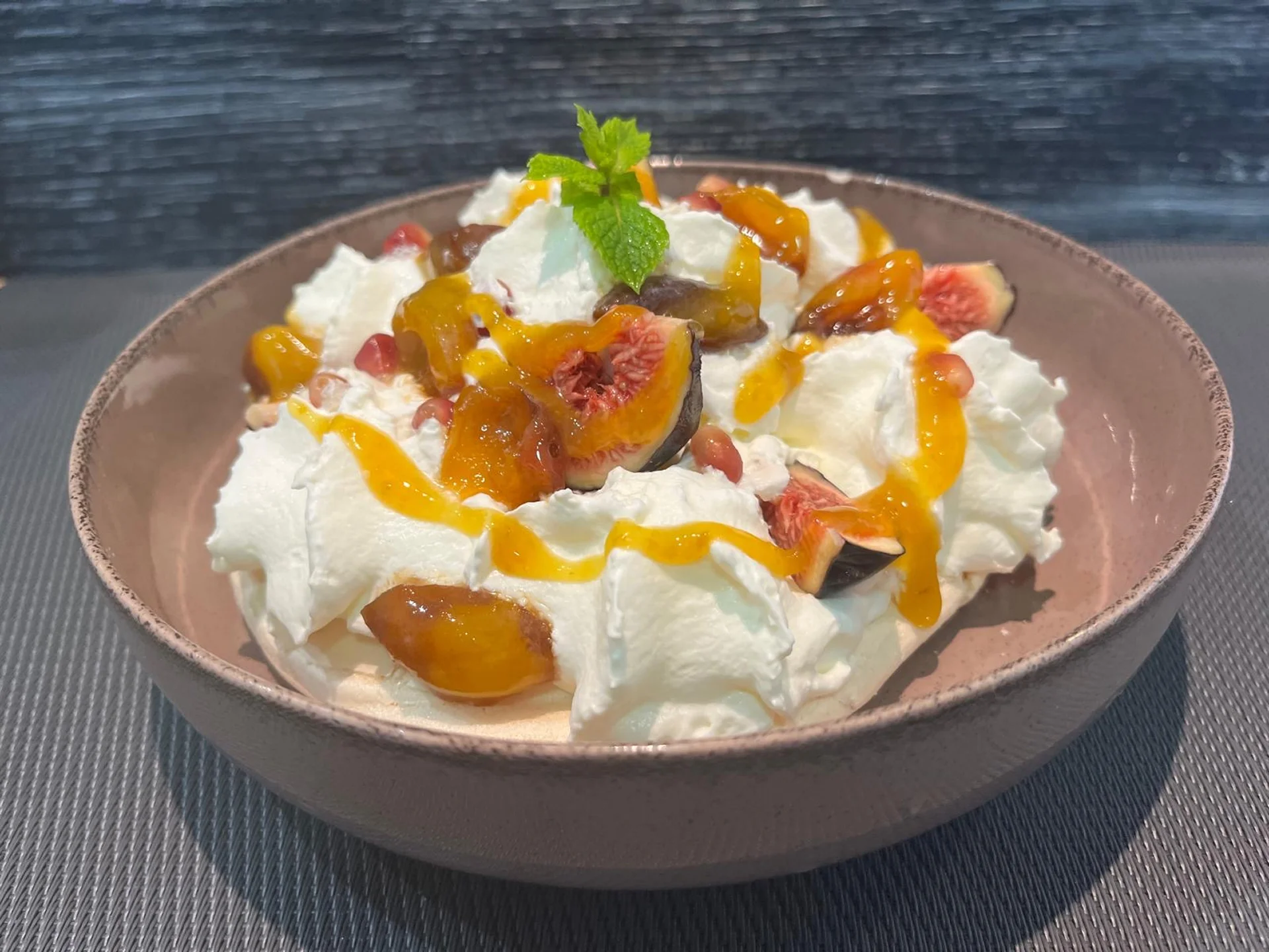Pavlova aux mirabelles et aux figues