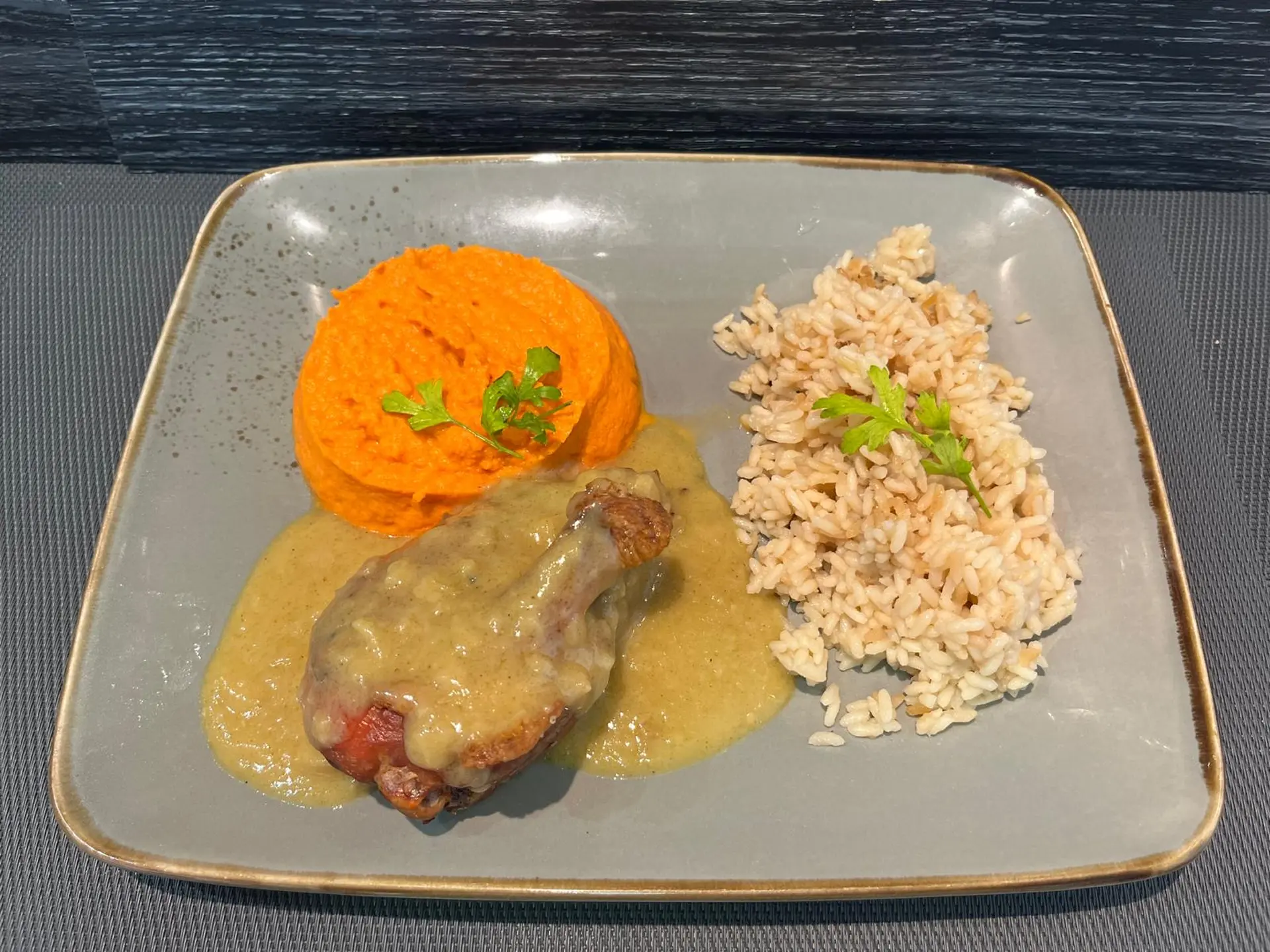 Suprême de pintade sauce curry coco, riz pilaf et purée de carottes