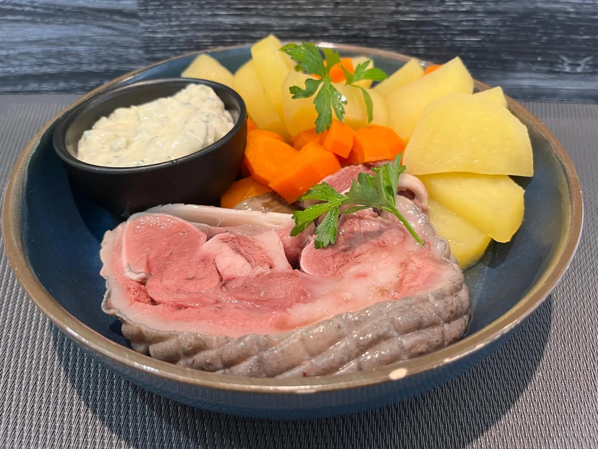 Tête de veau, sauce gribiche ou vinaigrette, pomme de terre et carotte à la vapeur